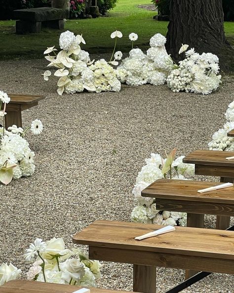 Ceremony Chairs Layout, White Minimal Wedding Decor, Low Wedding Ceremony Flowers, Minimalistic Ceremony Decor, Simple Wedding Alter Flowers, Minimal Wedding Aesthetic, Modern Wedding Alter, Ceremony Ground Florals, Tuscany Wedding Ceremony