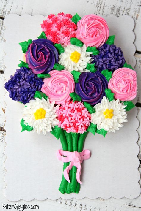 Mother's Day Cupcake Cake with Free Printable - A simple, beautiful cupcake flower bouquet that comes together with store-bought cupcakes from the grocery store bakery! Cupcake Flower Bouquets, Cupcakes Flores, Rodjendanske Torte, Cupcake Flower, Mom Breakfast, Pull Apart Cupcake Cake, Pull Apart Cake, Mothers Day Cupcakes, Cupcake Queen