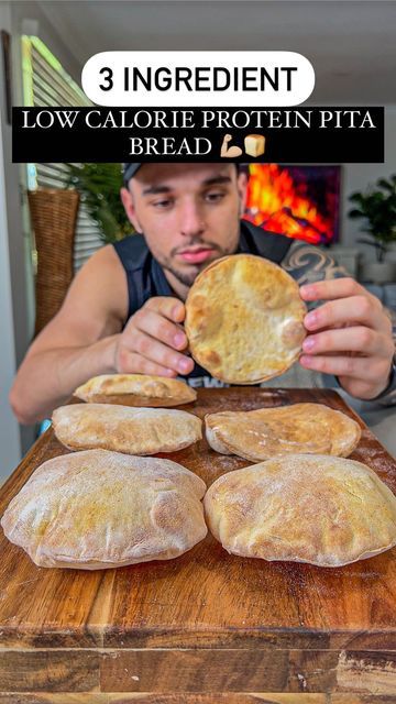 AUSSIE FITNESS 🇦🇺💪🏼 | Dez on Instagram: "LOW CALORIE PROTEIN PITA BREAD💪🏼🍞 Only 3 Ingredients!🔥 (Per Serving - 6 Servings Total) 87 Calories 11.8gC | 0.6gF | 7.1gP These low calorie protein pita breads are SO easy & quick to make 🙌🏼 the best part is you only need 3 ingredients to make them & they can be prepped in bulk 💪🏼 They taste so much better than regular store bought pita breads with an amazing texture & incredible macros🔥 Ingredients 👇🏼 - 128g Self Raising Flour (Brand: Vet Low Calorie Dough, Recipes Diet Low Calories, Diy Pita Bread Easy, Keto Pita Bread Almond Flour, Oat Pita Bread Recipe, Low Cal Pita Bread, 3 Ingredient Pita Bread, High Protein Pita Bread, Low Calorie Pita Bread