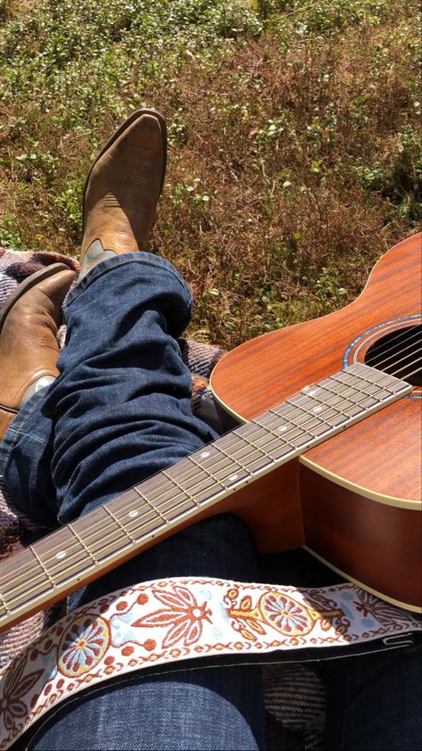 Guitar Country Aesthetic, Yeehaw Aesthetic, Foto Cowgirl, Miley Stewart, Cowboy Romance, West Lafayette, Western Life, Cowgirl Aesthetic, Country Lifestyle