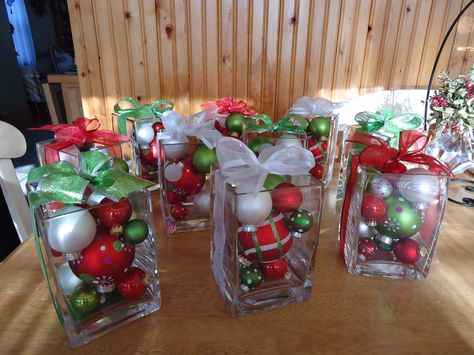 School Christmas Party Centerpieces, Work Christmas Table Decorations, Company Xmas Party Decorations, Simple Christmas Centerpieces For Table Party, Office Christmas Party Centerpieces, Company Christmas Party Table Centerpieces, Breakfast With Santa Centerpieces, Christmas Birthday Party Centerpieces, Christmas Birthday Centerpieces