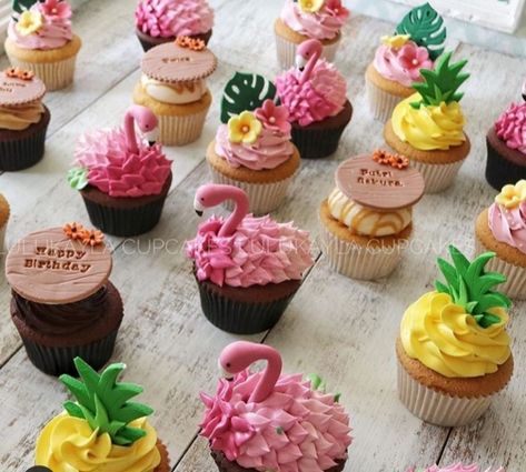 Hawaiian Birthday Party Cupcakes, Cupcake Hawaiian Theme, Tropical Party Cupcakes, Hawaii Themed Cupcakes, Hawaiian Party Cupcakes, Tropical Birthday Cupcakes, Hawaii Cupcakes Ideas, Hawaiian Themed Cupcakes, Tropical Cupcake Ideas