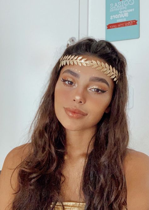 Godess Make Up Halloween, Roman Goddess Costume Diy, Simple Goddess Makeup, Diy Athena Costume Goddesses, Sun Goddess Halloween Costume, Greek Goddess Makeup Ideas, Roman Makeup Goddesses, Greek Goddess Makeup Look Simple, Athena Goddess Makeup Look