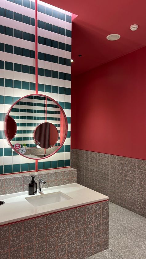 Pop Bathroom Design, Restaurant Bathrooms, Colorful Toilet, Restaurant Toilet, Retro Hotel, Toilet Restaurant, Commercial Toilet, Restaurant Bathroom, Classic Hotel