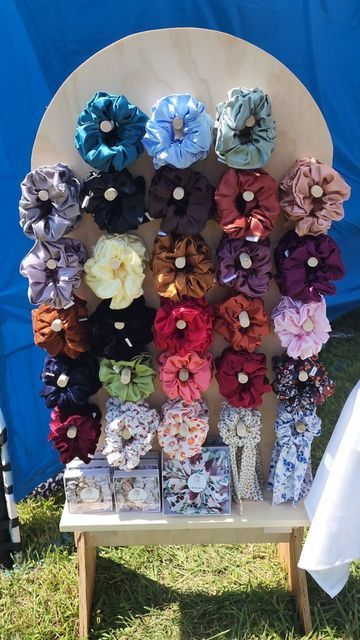 Diy Scrunchie Display Stand, Scrunchie Holder Display, Diy Scrunchie Display, Scrunchie Holder Diy, Scrunchie Display Ideas, Scrunchies Display Ideas, Headband Display Craft Show, Display Scrunchies, Scrunchie Display Craft Show