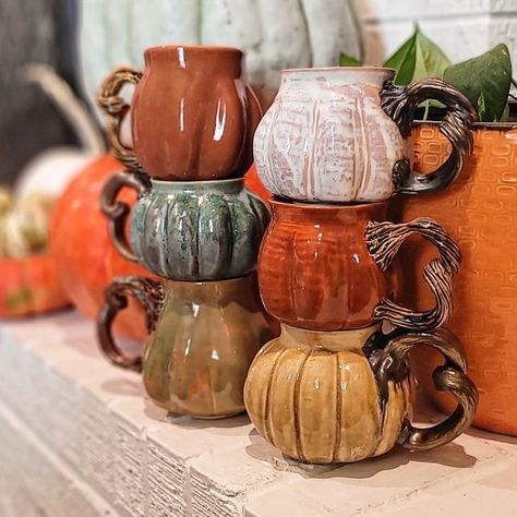 Pumpkin Pottery, Tafel Decor, Ceramic Pumpkin, Handmade Mug, Pottery Crafts, Fall Halloween Decor, Ceramics Pottery Art, Ceramics Ideas Pottery, Pottery Designs