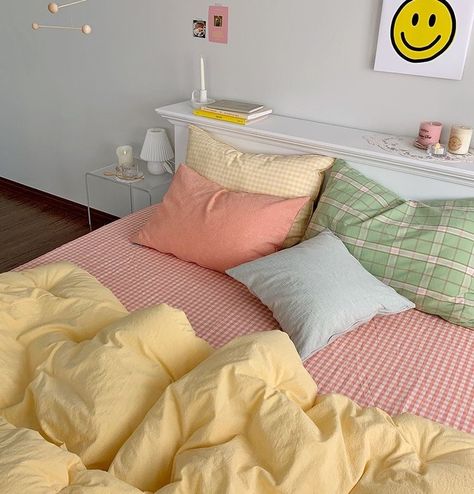 Bed Pastel Aesthetic, Summer House Bedroom Ideas, Bedroom Ideas Pastel Colors, Pastel Boho Bedroom, Pastel Bed, Pastel Bedroom Ideas, Pastel Room Aesthetic, Aesthetic Pillows, Soft Room