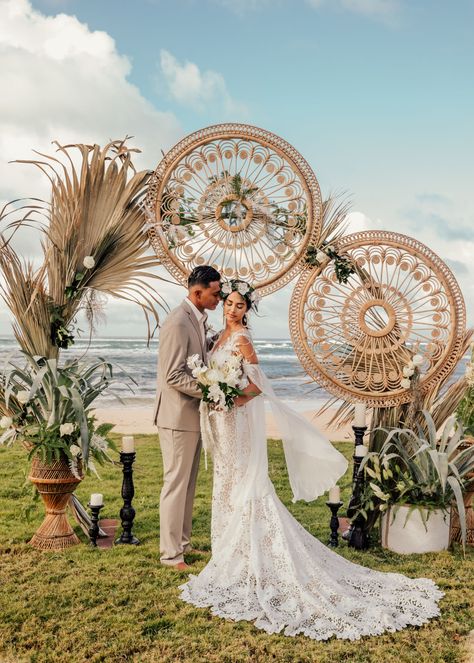 Tropical Wedding Cake, Tropical Wedding Bouquets, Boho Wedding Ceremony, Paradise Wedding, Intimate Wedding Photography, Greenhouse Wedding, Wedding Dress Boutiques, Boho Wedding Inspiration, Wedding Aisle