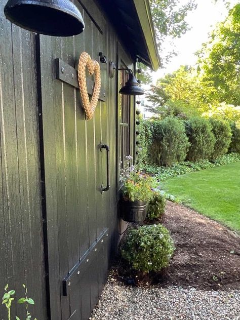 Ideas on how to make the most of a backyard shed can take what otherwise might be an eyesore and turn it into something attractive and useful. Shed In Backyard Ideas, Decorate Outside Of Shed, Metal Shed Makeover, Shed Colors, Mid Century Beach House, Mini Shed, Sliding Shed Door, Sheds Ideas Backyard, Outside Sheds