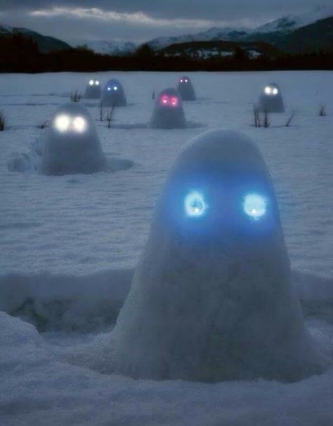 Snow mounds with glow stick eye!  I WILL be doing this! Schnee Party, Snow Monster, Snow Sculptures, 밈 유머, Snow Much Fun, Snow Art, Snow Fun, Memes Br, 웃긴 사진