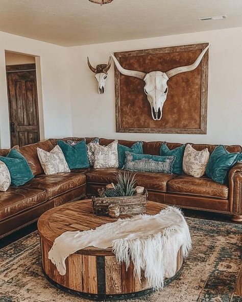 Western Living Room Decorating Ideas, Cowboy Living Room, Western Boho Living Room, Boho Western Living Room, Masculine Home Decor, Western Living Rooms, Masculine Home, Western Living Room Decor, Western Living Room