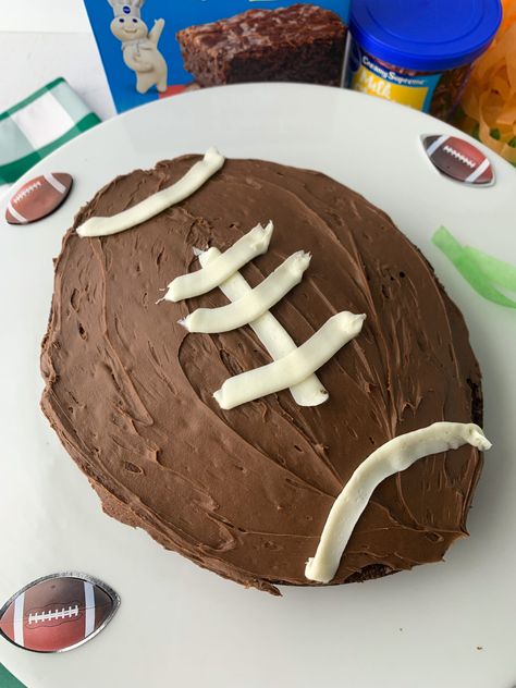 Football Brownie Recipe Football Shaped Foods, Football Brownies, Chocolate Dirt, Chocolate Footballs, Football Cake, Chocolate Cake Mixes, Cake Cover, Brownie Mix, Special Cake