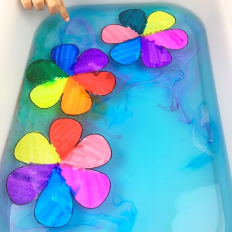 Amaze your kiddos with this play-based learning activity! Free printable to make your own blooming puddle paper flowers that really bloom in water. Blooming Paper Flowers In Water, Acorns Crafts, Flower Crafts For Kids, Balloon Surprise, Diy Money, Kids Sensory, Spring Activities, Flower Printable, Paper Flowers Diy