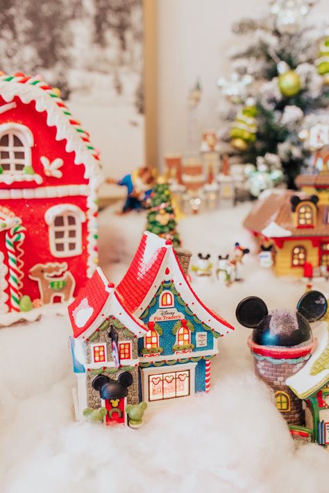 Disney Christmas Village, Department 56 Christmas Village, Disney Christmas Decorations, Christmas Village Accessories, Village Christmas, Christmas Props, Box Tutorial, Christmas Village Display, Village Display