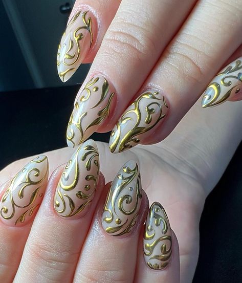 Gold Nails Ideas Square, Gold Line Art Nails, Chrome Line Nail Art, Gold Detailed Nails, Hacienda Nails, Classy And Elegant Nails, Chrome Line Nails, Red White Gold Nails, Gold Line Nail Design