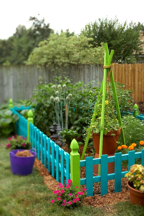 Love this colorful garden fence!!! Soil Texture, Backyard Gardening, Diy Fence, Children's Garden, Have Inspiration, Kew Gardens, Plants And Flowers, Veggie Garden, Colorful Garden