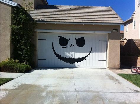 Halloween Garage Door Decorations | DIY Decorating Garage Halloween, Garage Inspiration, Halloween Garage Door, Halloween Garage, Moldes Halloween, Halloween Decor Diy, Casa Halloween, Adornos Halloween, Halloween 2017