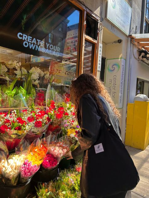 Flower Stand Instagram Pictures, Flower Store Photoshoot, No Face Photos Aesthetic, Curly Hair Picture Ideas, Flower Shop Photography, Insta Photo Ideas No Face, Flower Shop Pictures, Outfit Pictures Instagram No Face, Photo Inspo Instagram Baddie