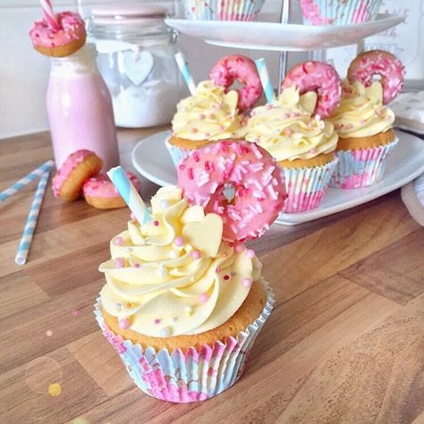 Milkshake Cupcakes, Strawberry Doughnut, Pastel Cupcakes, Give Up On Your Dreams, Donut Birthday Parties, Cupcake Cake Designs, Donut Party, Fake Bake, Mini Donuts