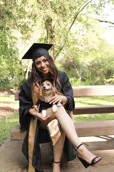 Puppy Graduation Pictures, Grad Photoshoot With Dog, Animal Science Graduation Pictures, Graduation Poses With Dog, Graduation Pics With Dog, College Graduation Pictures With Dog, Dog Graduation Pictures, Grad Aesthetics, Graduation Pictures With Parents