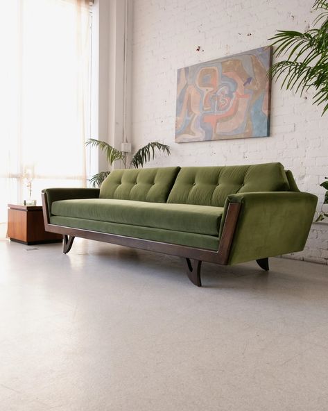 Single Cushion Sofa, Custom Sofas, Room Ideas Vintage, Mid Century Couch, 70s Living Room, Mid Century Modern Couch, Olive Sofa, Mid Century Room, Interrior Design