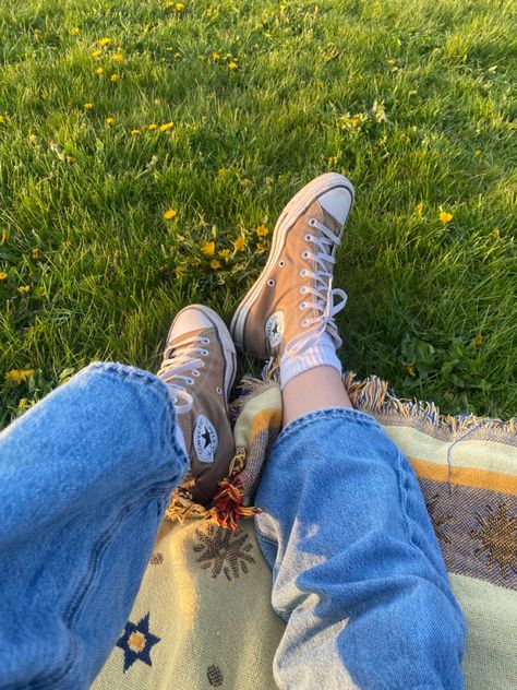 converse spring time #summer #aesthetic spring aesthetic #picnic #converse Converse Summer, Picnic Spring, Aesthetic Sneakers, Brown Converse, Aesthetic Picnic, Picnic Aesthetic, Aesthetic Spring, Cottagecore Aesthetic, Spring Aesthetic