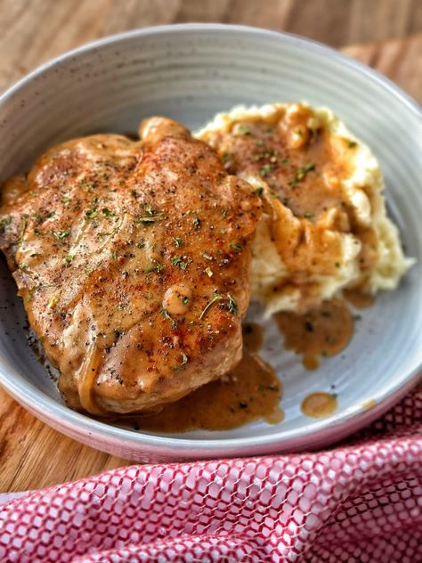 Smothered Pork Chops with a Black Pepper and Paprika Gravy The Tipsy Housewife, Creamy Mashed Potatoes Recipe, Tipsy Housewife, Smothered Pork, Pork Chop Recipes Baked, Pork Chop Dinner, Smothered Pork Chops, Pork Ham, Pork Dinner