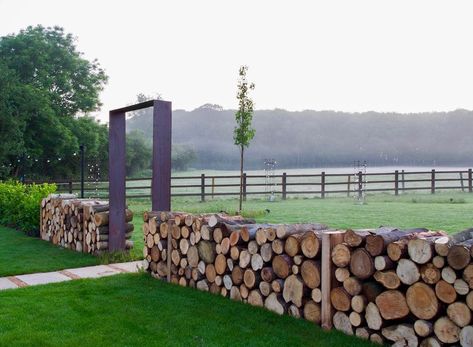 Log Walls, Urban Gardening Ideas, Pergola Metal, Pub Garden, Country Pub, Log Wall, Gardening Trends, Modern Garden Design, Big Garden