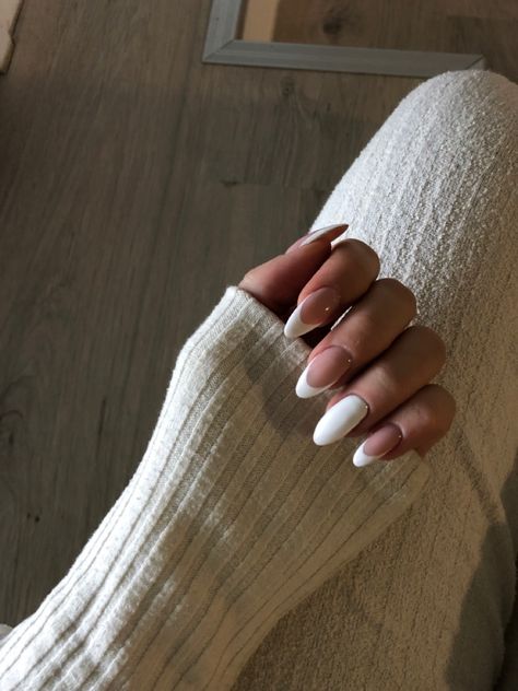 White almond nails minimalist design White And Cream Nails, White Nails Ideas Simple, Nail Ideas White Almond, Easy White Nail Designs, White Designed Nails, White Almond Nails Designs, Almond Nails White Design, White Nails With Designs Almond, Cute White Nails Designs