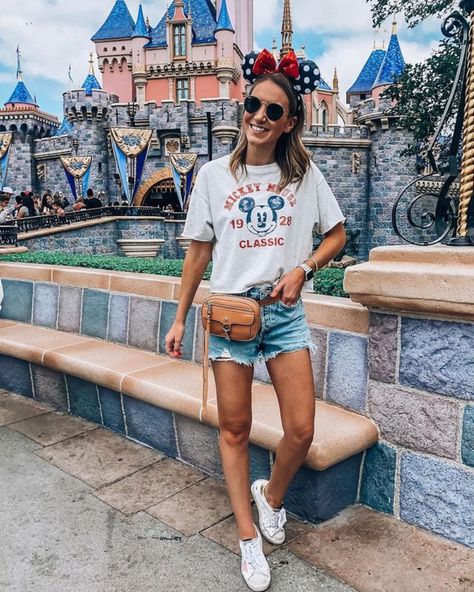 disneyland outfit Disney Works Outfits, Disney Park Outfit Spring, Disney World Outfits Women Summer, Disneyland Outfit Ideas Summer, Mom Disney Outfit Summer, Disney Summer Outfits Women, Minnie Ears Outfit, Spring Disney Outfits, Disney Day Outfits