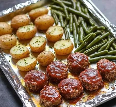 Mediterranean Diet Easy Recipes 2024 | *Sheet Pan Mini Meatloaf and Roasted Potatoes*🥔🧆 | Facebook Creamer Potatoes, Mini Meatloaf, Mini Meatloaves, Chicken Fajita Pasta, Creamy Mushroom Chicken, Mini Meatloafs, Italian Chopped Salad, Chicken And Cabbage, Green Beans And Potatoes