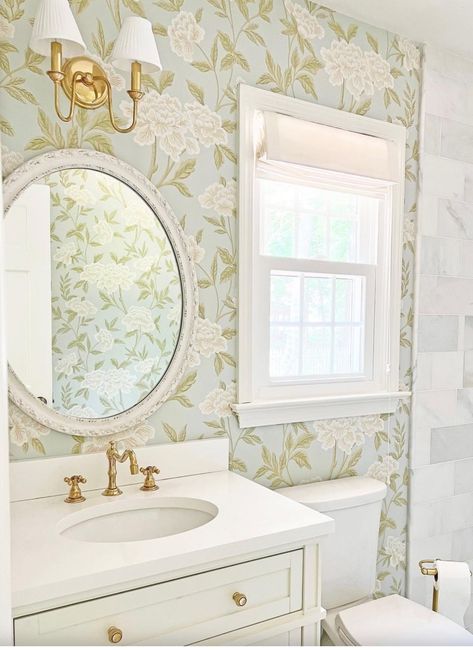 Guest Room Ideas Wallpaper, Nantucket Bathroom Ideas, Downstairs Bathroom Wallpaper, Bathroom Nook Ideas, Grand Millennial Bathroom, Wallpaper Small Bathroom, Elegant Half Bath, Powder Bath Wallpaper, Nantucket Home