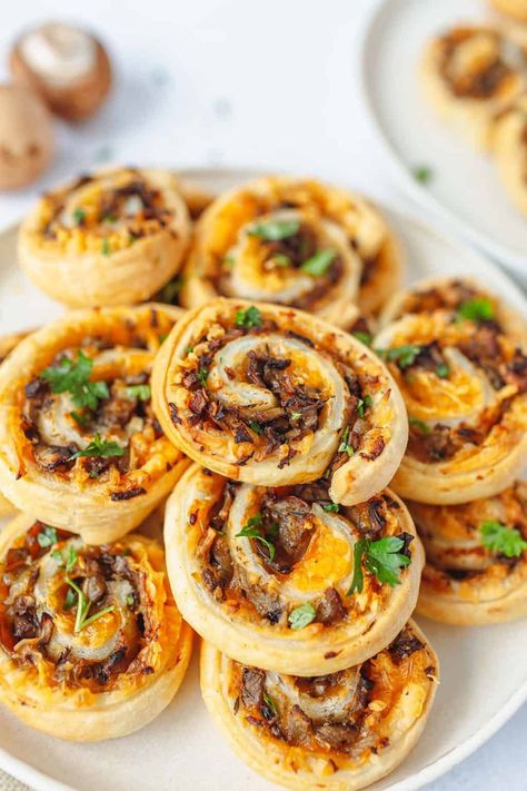 These Vegan Puff Pastry Pinwheels loaded with savoury mushrooms and gooey vegan cheese are the perfect finger-food party appetizers. They're great for any holiday season, gatherings or parties when your friends are coming over. Vegetarian Potstickers Recipe, Mushroom Puff Pastry, Caramel Cheesecake Bites, Fall Finger Foods, Vegan Puff Pastry, Mashed Potato Bites, Pastry Pinwheels, Vegan Finger Foods, Puff Pastry Pinwheels