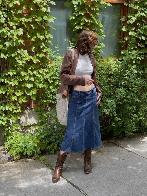 Denim Maxi Skirt Outfit, Maxi Skirt Outfit, Estilo Indie, Maxi Skirt Outfits, Autumn Fits, Swaggy Outfits, Stevie Nicks, Skirt Outfit, Look At You