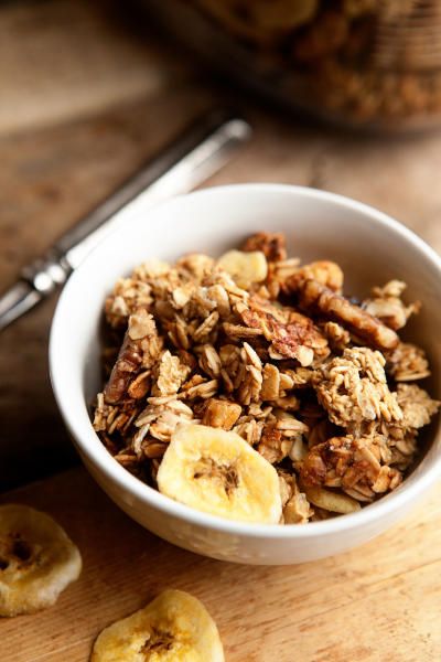 Banana Bread Granola is great with cold milk or yogurt. Also delicious over ice cream! Banana Bread Granola, Banana Granola, Vegan Granola, Sweet Popcorn, Banana Milk, Best Banana Bread, Granola Recipes, No Sugar, Perfect Breakfast