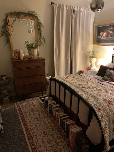 Bed In Corner Aesthetic, Parents Bedroom Aesthetic, Green Vintage Room Aesthetic, Grandmas House Aesthetic Bedroom, Old Lady Bedroom Aesthetic, Grandma Style Bedroom, Cozy Grandma House, Metal Bed Frame Bedroom Ideas Vintage, Grandma Room Aesthetic