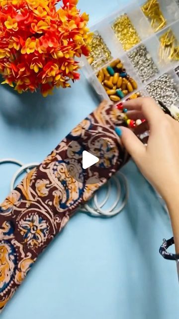 Diy Thread Bangles, Navratri Fabric Jewellery, Handmade Fabric Bangles, Handmade Bangles Diy, Fabric Bangles Diy, Diy Navratri Bangles, How To Make Fabric Bracelets, Silk Bracelet Diy, Fabric Bangles Tutorial