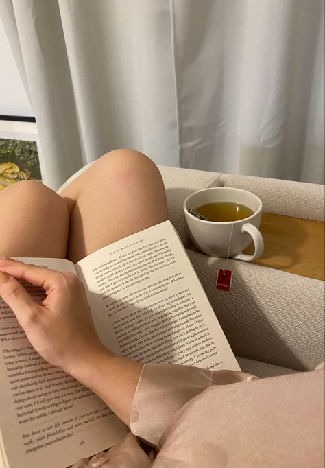 Cosy Reading Aesthetic, Chill Out Aesthetic, Reading On Couch, Night Reading Aesthetic, Cosy Hobbies, Calm Life Aesthetic, Evening Self Care, Books Healing, Read In Bed