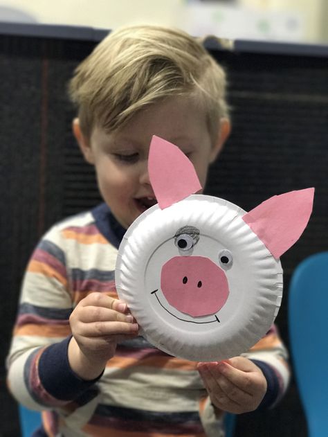 Moana releases to DVD next week! I’ve put together some crafts to celebrate launch day! Cohen loves these. It’s such a fun activity for his age group. Moana Craft 1: Pua the Pig Ma… Moana Craft, Zendaya Birthday, Pink Pipe, Moana Crafts, Soft Character, 4de Verjaardag, Moana Maui, Summer Preschool Activities, Hawaiian Crafts