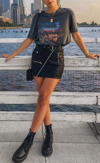 Urban | Edgy skirt | Luvtolook | Curating fashion and style Rock Concert Outfit Shorts, Outfits For Indie Concert, Mana Concert Outfit, Cute Concert Outfits Summer, Current Summer Fashion Trends, Concert Fits Summer, Leder Shorts Outfit, Grunge Concert Outfit, Rock Concert Outfit