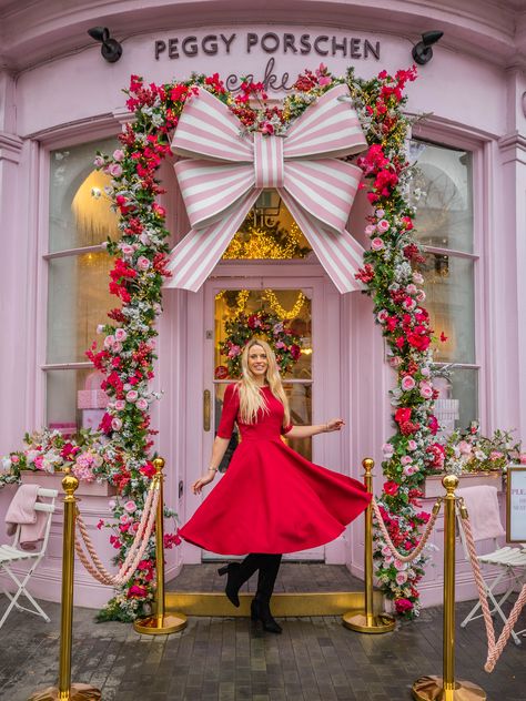 Peggy Porschen is a must visit cafe in London! Their cupcakes are delicious and their decorated facade is very pretty! Elan Cafe, Cafe In London, Peggy Porschen, Brunch Cafe, Pink Cafe, London Cafe, London Living, London Lifestyle, Somewhere Over The Rainbow