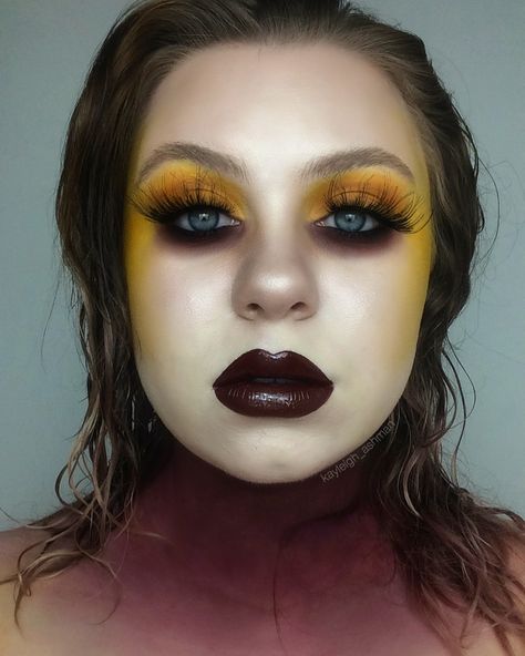 Dark Yellow Makeup, Red And Yellow Makeup Looks, Yellow Grunge Makeup, Yellow Halloween Makeup, Yellow Alt Makeup, Yellow Goth Makeup, Makeup Ideas Yellow, Artistic Makeup Ideas, Bumblebee Makeup