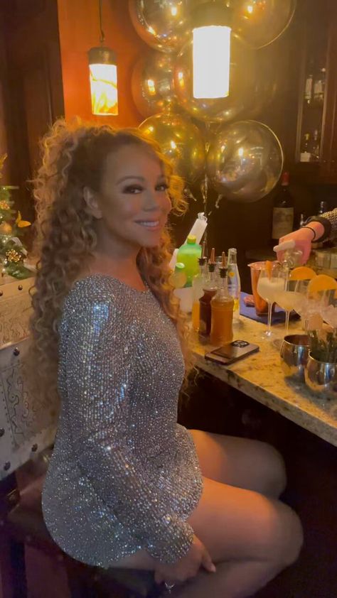 Mariah Carey Glitter, Mariah Carey Pictures, Dolphin Images, Fake Ft Call, Loud House, Celeb Style, New Year Greetings, Baddie Hairstyles, Mariah Carey