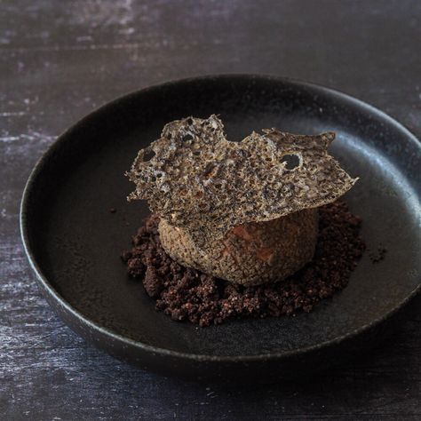 "Naughty coal" - Black sesame choux — Ilaria Marzullo Gingerbread Mousse, Black Sesame Dessert, Caramelised Banana, Black Dessert, Gourmet Food Plating, Fine Dining Desserts, Dessert Truffles, Plated Dessert, Dessert Plating