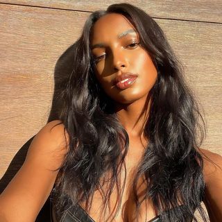 Jasmine Tookes Hair, Iris Landry, Dreamland Billionaires, Dewy Makeup, Jasmine Tookes, Pregnant Mom, Blush Makeup, Golden Brown, Maternity Fashion