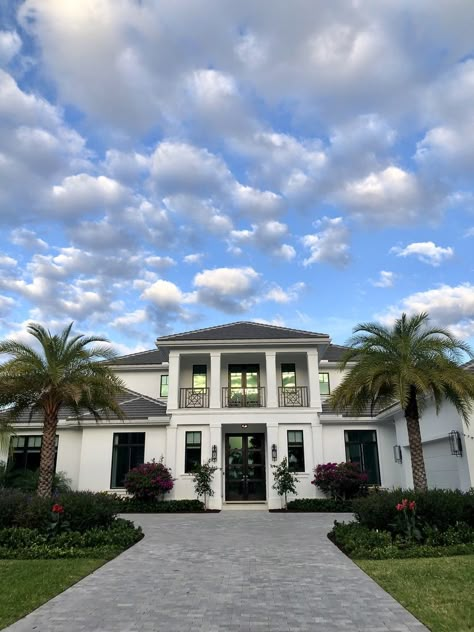 Dream Home Front View, Narco Houses, Suburban American House, Nice Home Exterior, Houses Medium Size, La House Aesthetic, Miami Houses Exterior, Fancy House Exterior, American House Aesthetic