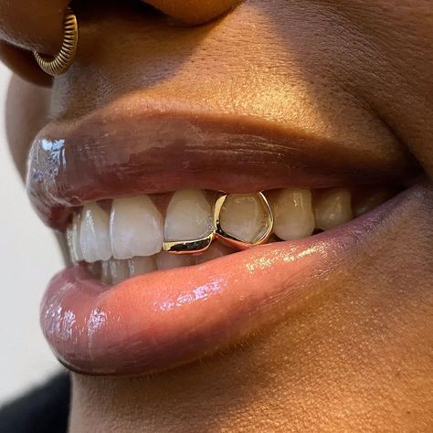 Gold Tooth Jewellery, Grills And Tooth Gems, Grills Black Women Aesthetic, Tooth Gems Grill, Gold Teeth Gems, Window Grills Teeth, Gold Grills Black Women, Pearl Grillz, Two Teeth Grill