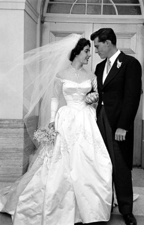 32 Glamorous Photos of the Best Wedding Dresses Worn By Famous Beauties in the 1950s ~ Vintage Everyday Famous Wedding Dresses, Helen Rose, 50s Wedding, 1950s Wedding Dress, Celebrity Bride, 1950s Wedding, Iconic Weddings, Celebrity Wedding Dresses, Hollywood Wedding