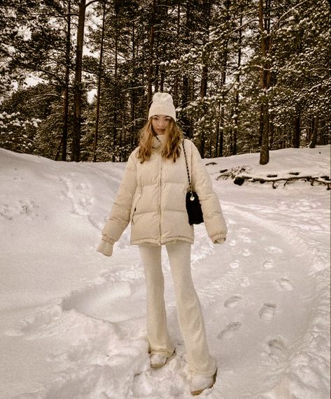 Beige Ski Outfit, Snow Shoes Outfit, Winter Wonderland Outfit, Week Outfits, Outfits Modest, Ski Outfit, Snow Outfit, Shoes Outfit, Winter 2022