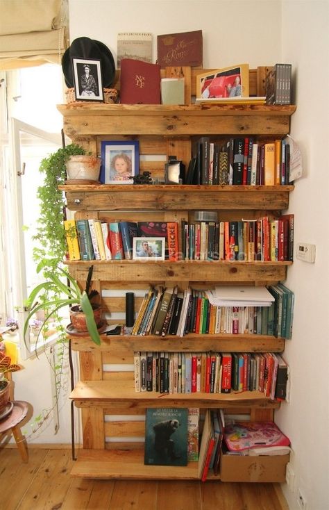 WEB4e6fa3 IMG 9272 516x800 Pallets as the only base for your apartment decoration in pallet home decor pallet kitchen pallet bedroom ideas p... Pallet Bookshelf, Pallet Home Decor, Creative Bookshelves, Diy Kitchen Projects, Pallet House, 1001 Pallets, Apartment Decoration, Craft Things, Wooden Pallet Furniture